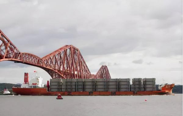 從上海出發，四座巨型振華起重機抵達美國，果然還是中國靠譜