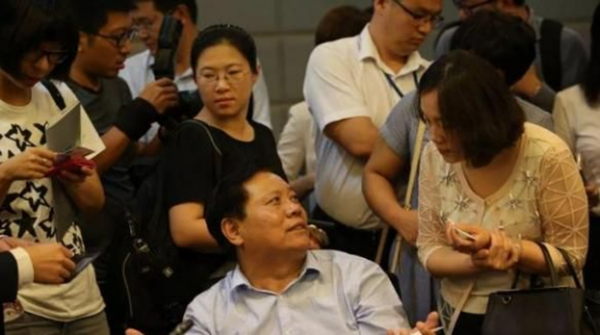 騙董明珠26億，忽悠萬達入局，這個高中學歷的汽修工怎麼做到的？