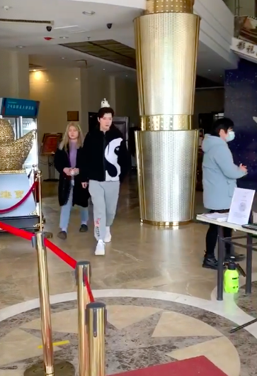 68歲戲骨獨自提行李拍戲，無助理被誤認為龍套，合作伙伴現身力挺