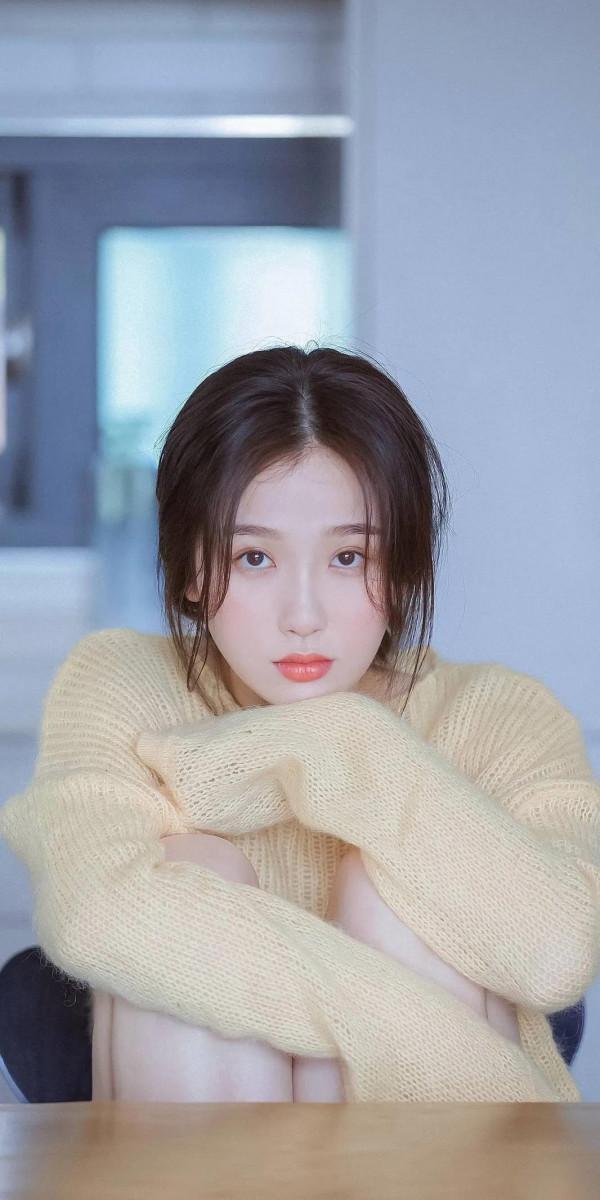 明星美圖秀-虞書欣身穿淡黃色毛衣，顯得清純、俏皮、可愛