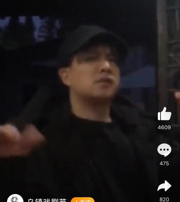 張藝興亮相烏鎮戲劇節，手拿風車跟在師父黃磊和何炅身後盡顯乖巧