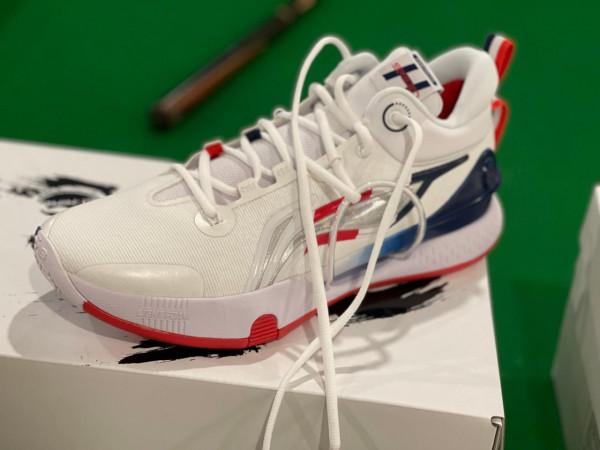 閃擊8代斷底被召回,休閒鞋被質疑抄襲,李寧又翻車了麼? 閃擊8代斷底被召回,休閒鞋被質疑抄襲,李寧又翻車了麼?