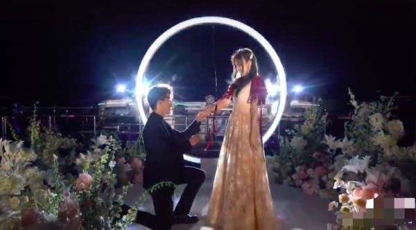 百萬粉網紅求婚現場太奢華,鑽戒是baby同款,女方曾獲王思聰追求 百萬粉網紅求婚現場太奢華,鑽戒是baby同款,女方曾獲王思聰追求