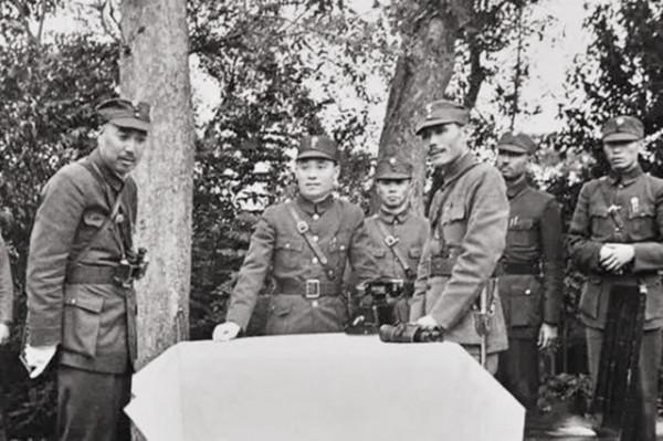 蔣介石手下八位虎將,7人去了臺灣,還有一人沒去,後來如何? 蔣介石手下八位虎將,7人去了臺灣,還有一人沒去,後來如何?