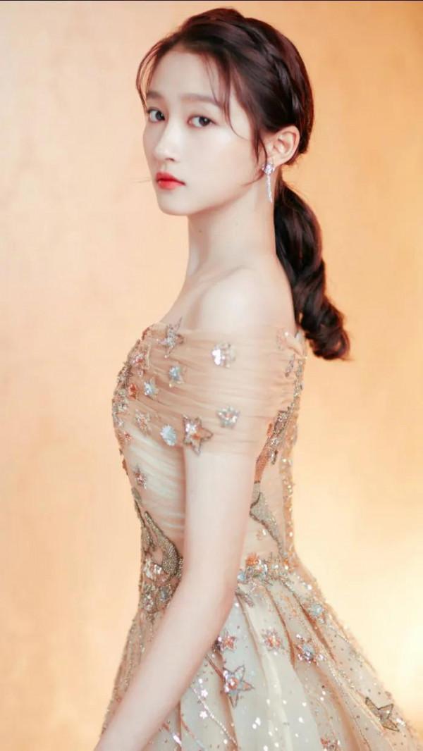 關曉彤,是集美貌、身材、才藝於一身的完美女子,是四小花旦之一 關曉彤,是集美貌、身材、才藝於一身的完美女子,是四小花旦之一