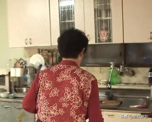 韓國大媽吃洗潔精上癮30年未斷，上廁所都冒泡，醫生卻說身體健康