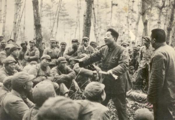 1951年朝鮮戰場，士兵報告：演員侯寶林犧牲了，一旁的侯寶林懵了