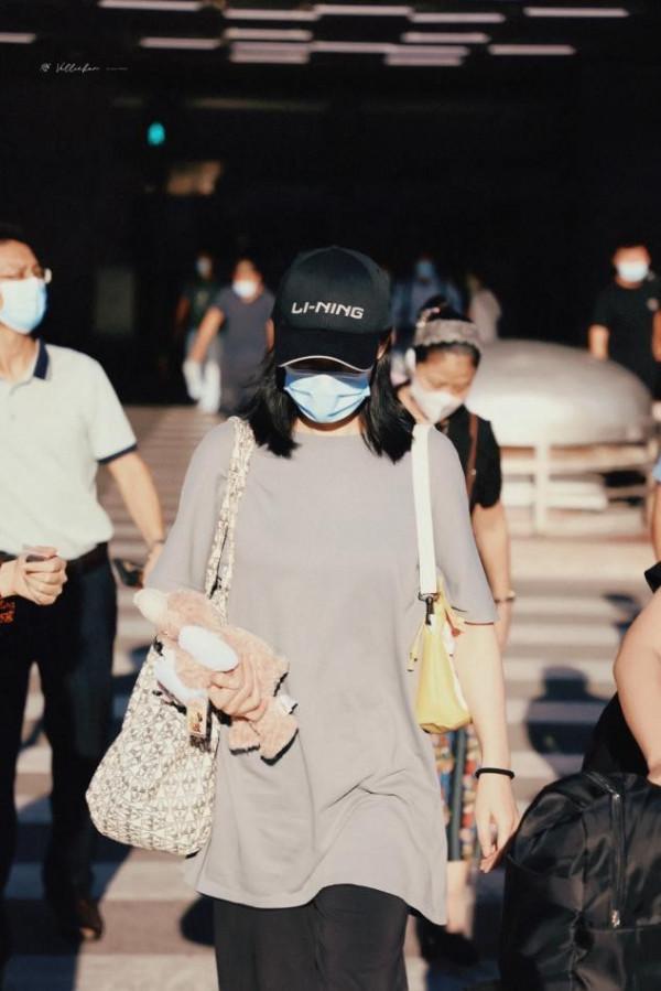 被詠梅的氣質折服了!同框董卿錄製朗讀者,褲裝披風出場就被吸引 被詠梅的氣質折服了!同框董卿錄製朗讀者,褲裝披風出場就被吸引