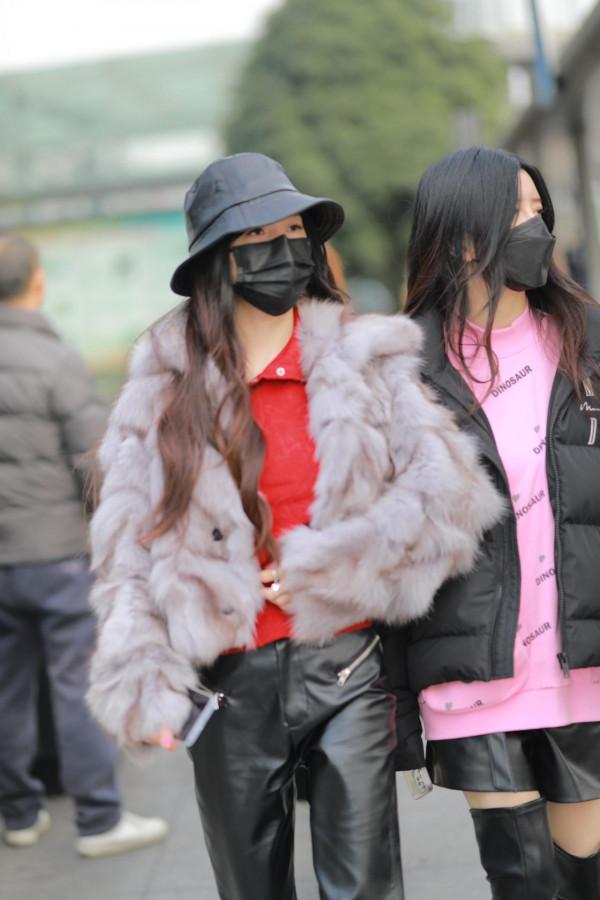 by2姐妹現身機場，一路熱聊親密無間