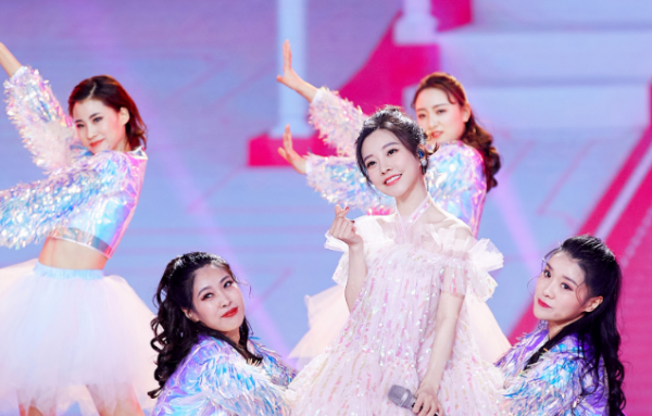 小破站舉行年度盛典，眾多網紅雲集，馮提莫在新一年獲得了獎項