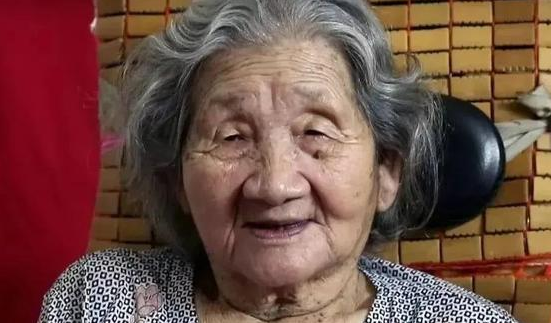 52歲男人穿旗袍20年,只為母親開心,“等娘死後,我再換回男裝” 52歲男人穿旗袍20年,只為母親開心,“等娘死後,我再換回男裝”