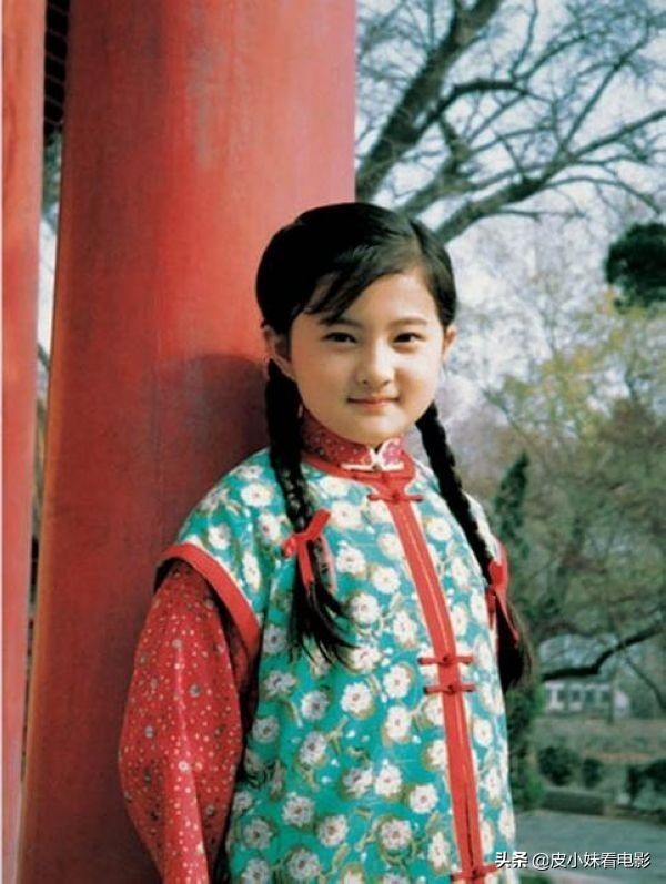 著名童星金銘：9歲爆紅成團寵、在巔峰時退圈，她都經歷了什麼？