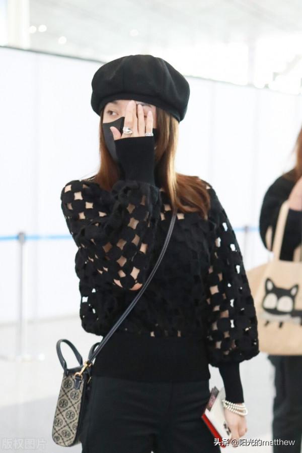 秦嵐黑色縷空毛衣吸晴,手上超大鑽戒亮閃閃 秦嵐黑色縷空毛衣吸晴,手上超大鑽戒亮閃閃