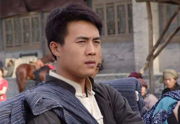 油膩男星的苦惱：出道玉樹臨風，如今功成名就，可惜“面目全非”