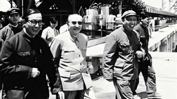 開國大典上，毛主席的身後站著一位頭戴黑帽的男子，此人是誰？