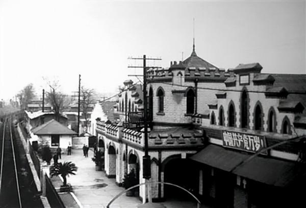 寵妻飛行員照料癱瘓妻子41年：2017年妻子離世，閆志國為妻換軍裝