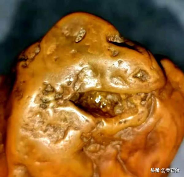 2018年，淺灘裡撿到的黃蠟石上有隻玉恐龍，6800萬少一分都不賣