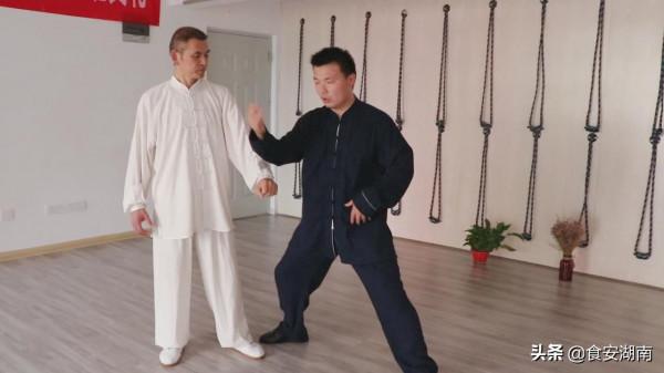 太極單手側面纏絲功是一種複合勁，攻防一起，防守與攻擊同時發動