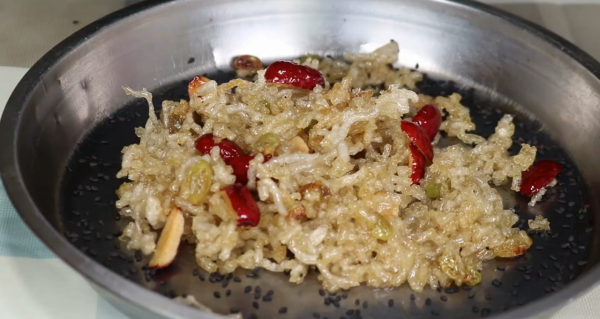 一把粉絲扔進滾燙油鍋，秒變美味，真是高手在民間，出鍋流口水了