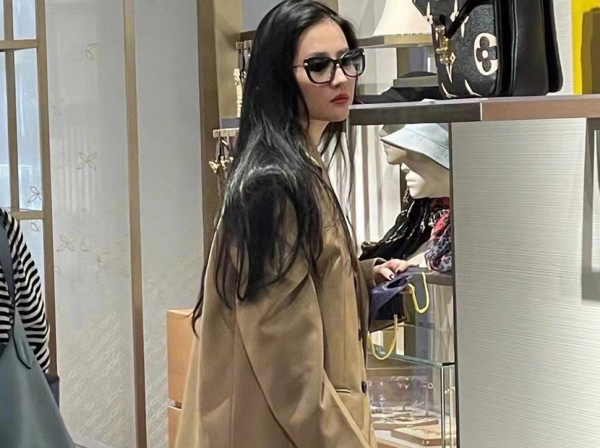 劉亦菲罕見逛奢侈品店!穿男友風西裝戴墨鏡表情高冷,巨星架子大 劉亦菲罕見逛奢侈品店!穿男友風西裝戴墨鏡表情高冷,巨星架子大