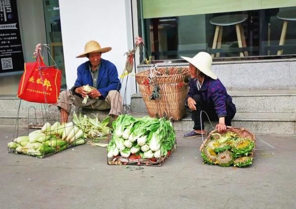 年輕人寧願去超市買菜，也不跟擺攤的老人買菜，原因是什麼？