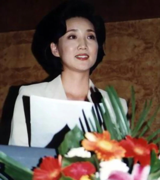 “央視主播”李修平：有過一次婚姻，42歲再婚也幸福，58歲沒孩子