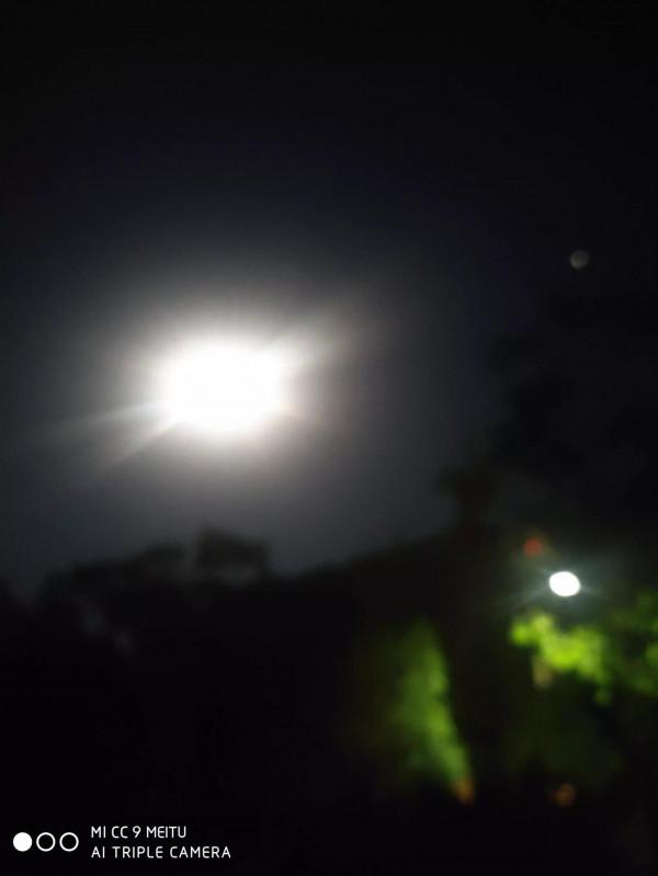 月光拉長了思念