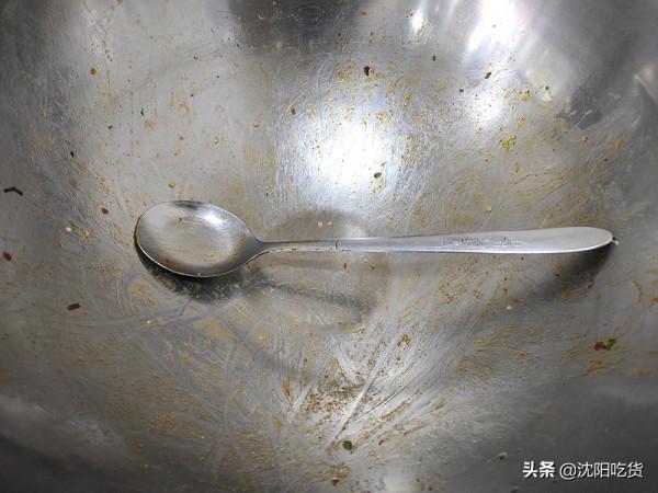 不是為了拌飯來的,主要是想體驗在超大號的盆裡拌飯是啥感覺 不是為了拌飯來的,主要是想體驗在超大號的盆裡拌飯是啥感覺