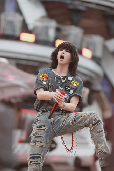 華晨宇採訪給自己立下2022年flag，竟與新歌無關，粉絲表示期待