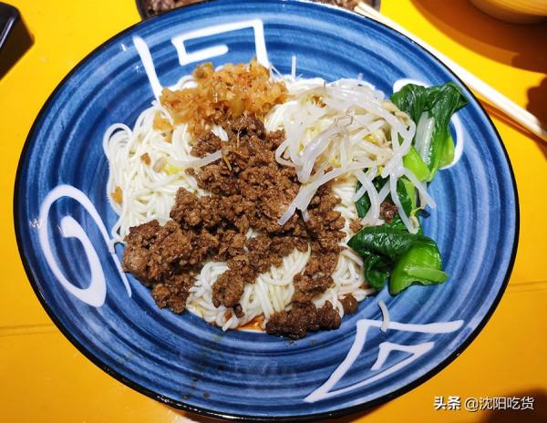 來了三次才吃上的三鮮拌飯，滷雞架都入味兒到骨頭裡了