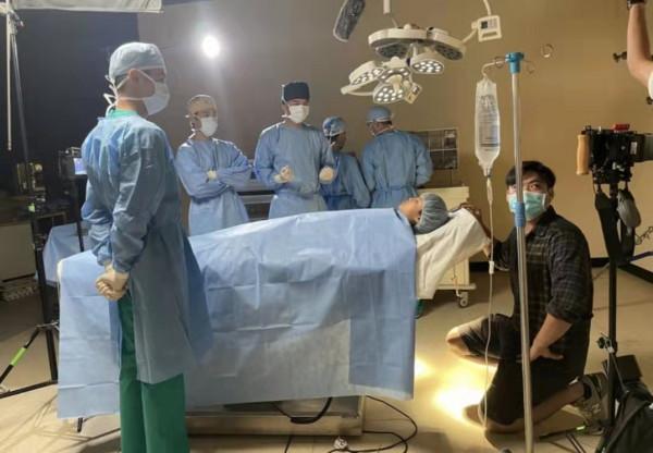 有心思！TVB《星空下的仁醫》海報曝光，演員真實童年照暗藏其中