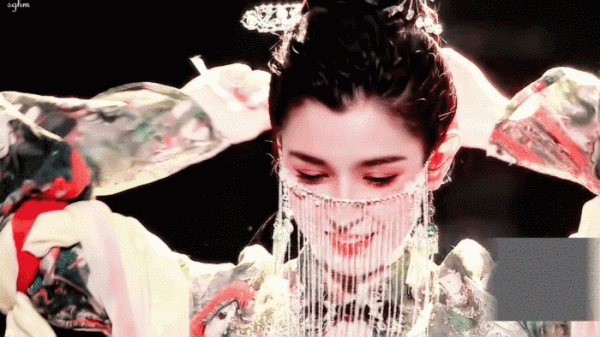 5位新疆美人珠寶加持：佟麗婭，熱巴，娜扎，麥迪娜...誰最美？