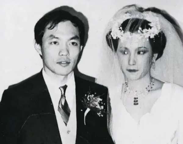 許冠文攜妻參加聚會,結婚49年仍恩愛,霍英東兒媳息影40年罕露面 許冠文攜妻參加聚會,結婚49年仍恩愛,霍英東兒媳息影40年罕露面