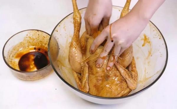 把一整隻雞放電飯煲裡，不放水和油，沒想到出鍋後比烤雞還好吃