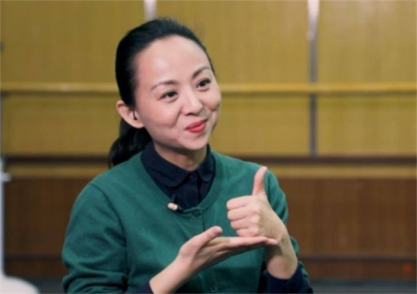 當年，被富商苦追8年的千手觀音聾啞人領舞，如今過得怎麼樣