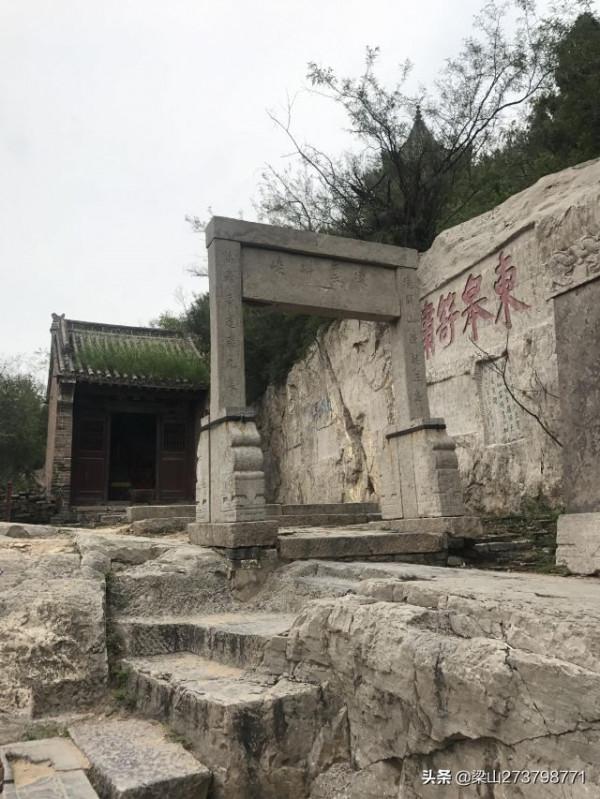 大伾山，大平原上突起的孤峰，寺廟洞閣棋佈，摩崖碑刻林立