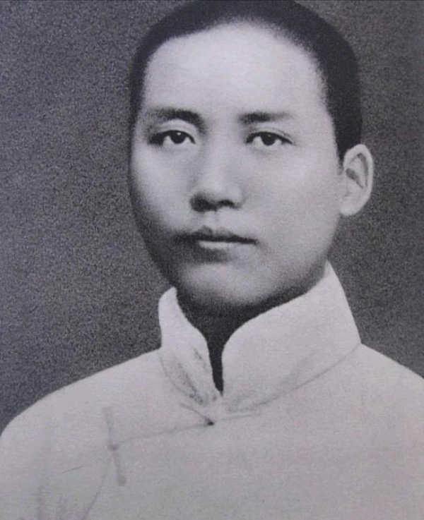 解放後，一農民到湖南省政府大廳，指著毛主席畫像說：那是我的兵