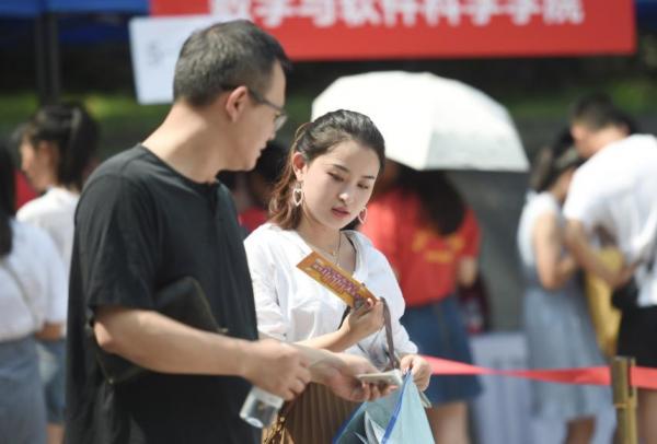 學費2萬+的民辦本,與5千的大專,哪張畢業證“價效比”更高? 學費2萬+的民辦本,與5千的大專,哪張畢業證“價效比”更高?