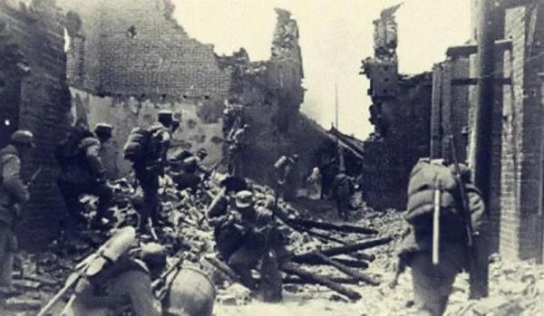 這位將軍躺在擔架上指揮部隊與日軍血戰，犧牲後日軍掘其墳墓洩憤