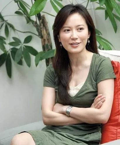 俞飛鴻身輕如燕，踏雪無痕，欣賞雪景太美了