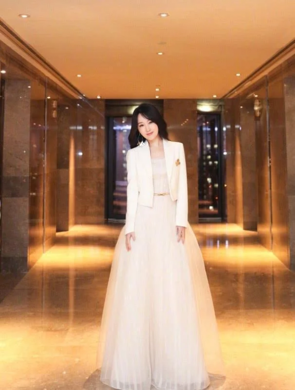 楊鈺瑩美歌甜，50歲了頭髮濃密，少女感爆棚