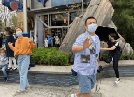 黃磊孫莉帶娃遊環球影城,兒子正臉首曝光,多媽扎低馬尾狀態真好 黃磊孫莉帶娃遊環球影城,兒子正臉首曝光,多媽扎低馬尾狀態真好