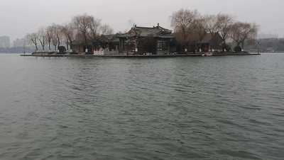 明湖閒寄，時光正遠