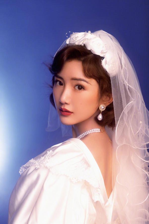 毛曉彤怒甩渣男,演繹90年代時裝秀,復古風趕緊搞起來 毛曉彤怒甩渣男,演繹90年代時裝秀,復古風趕緊搞起來