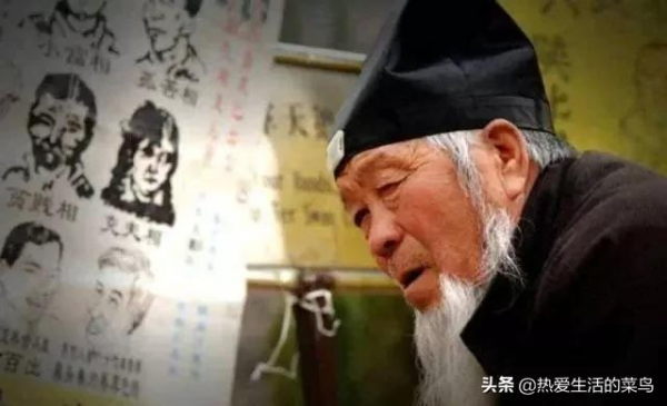 乾隆在路邊算命，算完大笑著離開，剛走出500米卻下令：殺了他