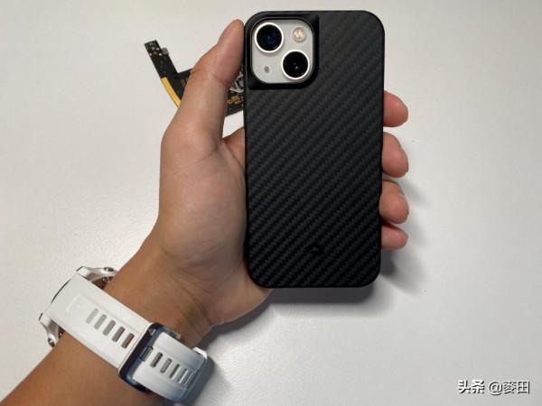 不插線、充滿電，iPhone13 mini全套無線充電體驗分享