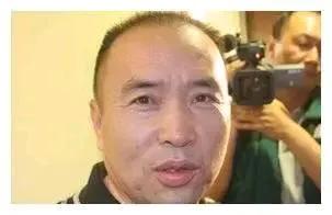 走私犯賴昌星的雙面人生：給受賄官員吃鮑魚，自己躲辦公室吃粥