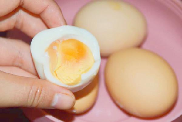 煮水煮蛋，教你一招不用鍋不用電，效果真厲害，天天吃新鮮的蛋