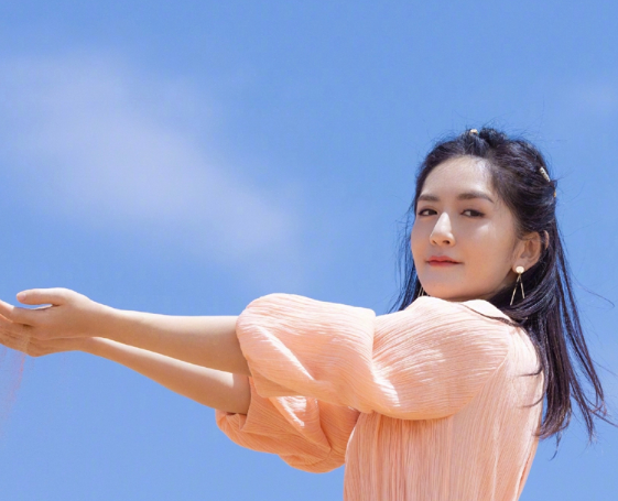 謝娜曬居家做飯的照片，妝容清淡的她，收穫了眾多網友的好評