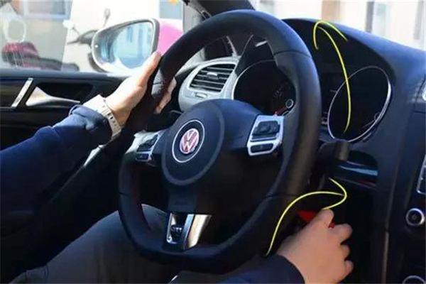 車輛打方向盤時卡頓的問題原因與故障解決方法 車輛打方向盤時卡頓的問題原因與故障解決方法